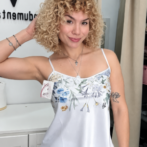 Pijama de satén floral blanco